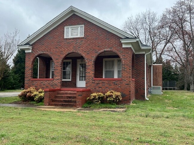 Building Photo - Three bedroom, 1 bath house in Burlington