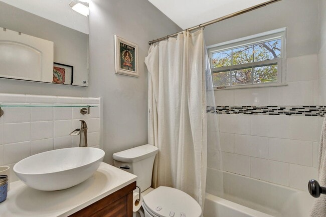 Building Photo - 227 NE 12th St