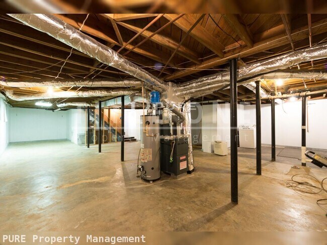 Building Photo - Price Drop Alert!   3 bed 1/5bath Home. Available Now!