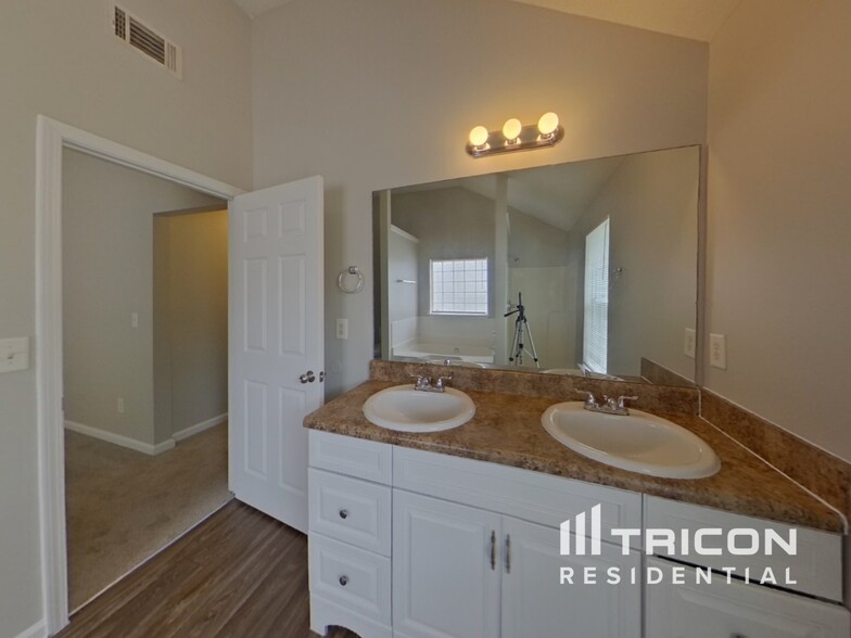 Building Photo - 4012 Rosebud Park Dr