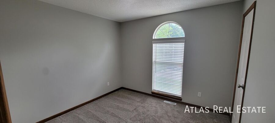 Building Photo - 205 NW Almond