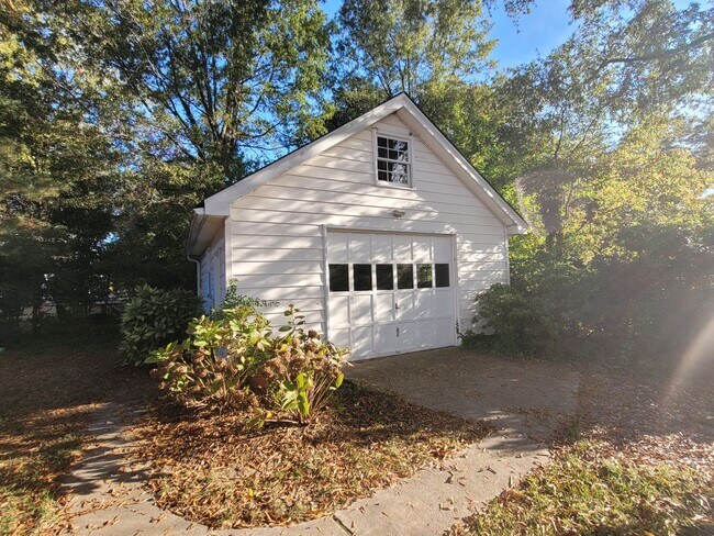 Building Photo - LARCHMONT