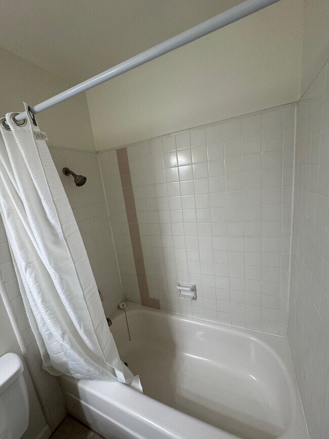 Building Photo - 2 Bedroom 1 Bath for rent in Port Hueneme near Oxnard Harbor