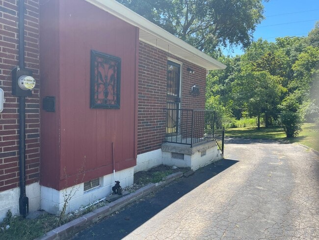 Building Photo - 4 bd 2 ba including a basement apartment in a great East Nashville location