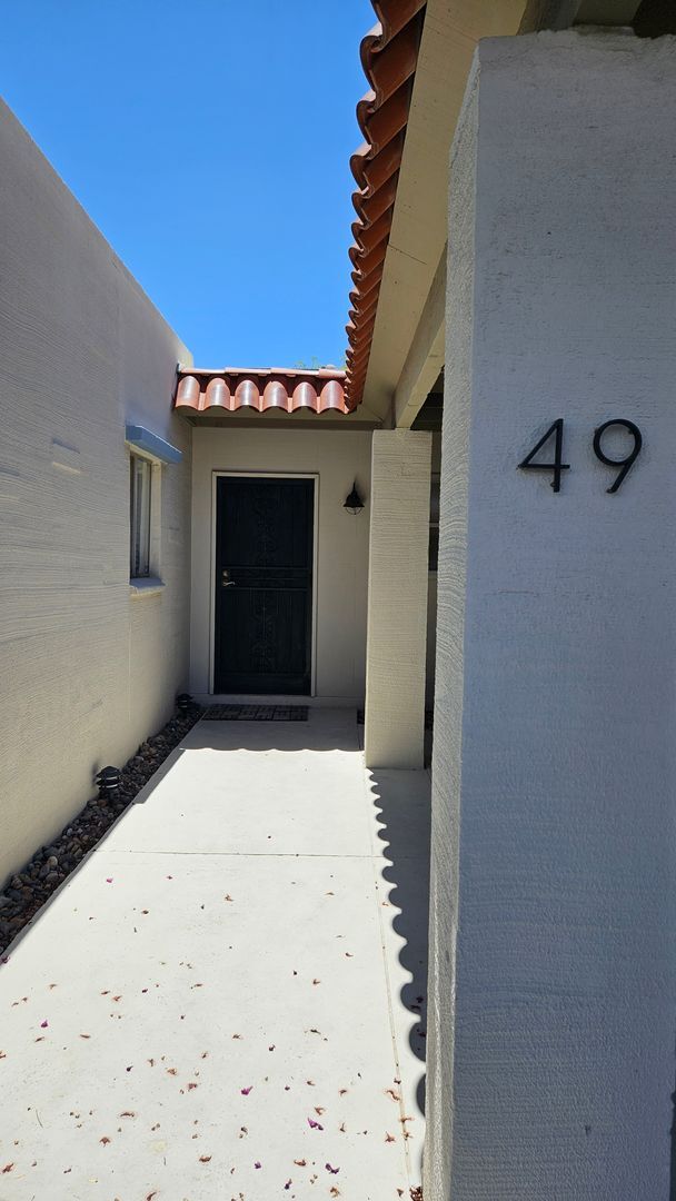 Building Photo - This is a must-see chic and updated townho...