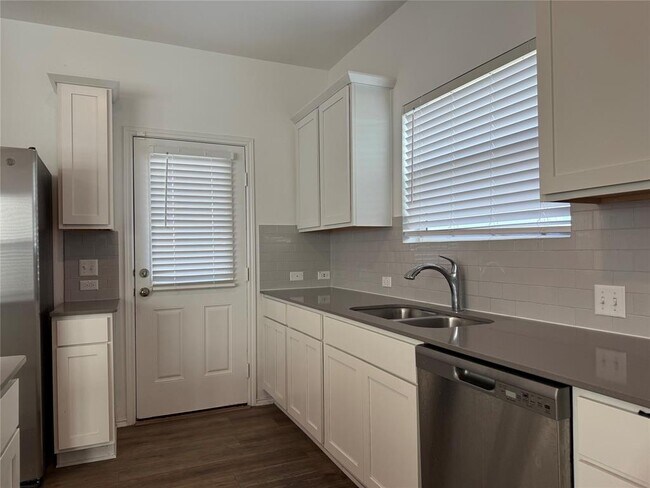 Building Photo - 404 Milliner Lp