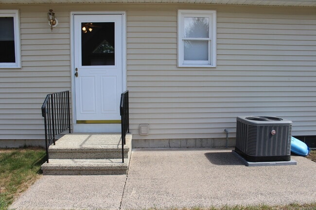 Building Photo - 304 Brainard Rd