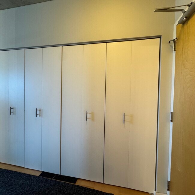 Building Photo - 659 W Randolph St