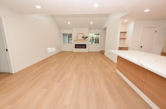 Building Photo - 8418 N Del Mar Ave