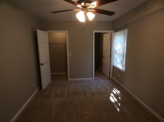 Building Photo - 2892 Horse Shoe Dr