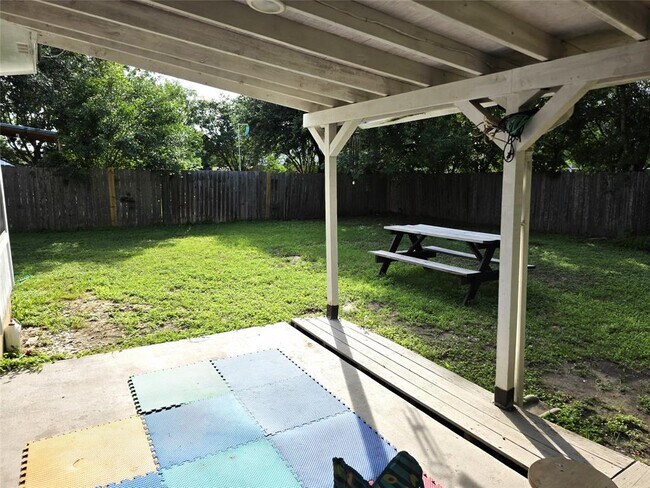 Building Photo - 1600 Hollow Tree Blvd