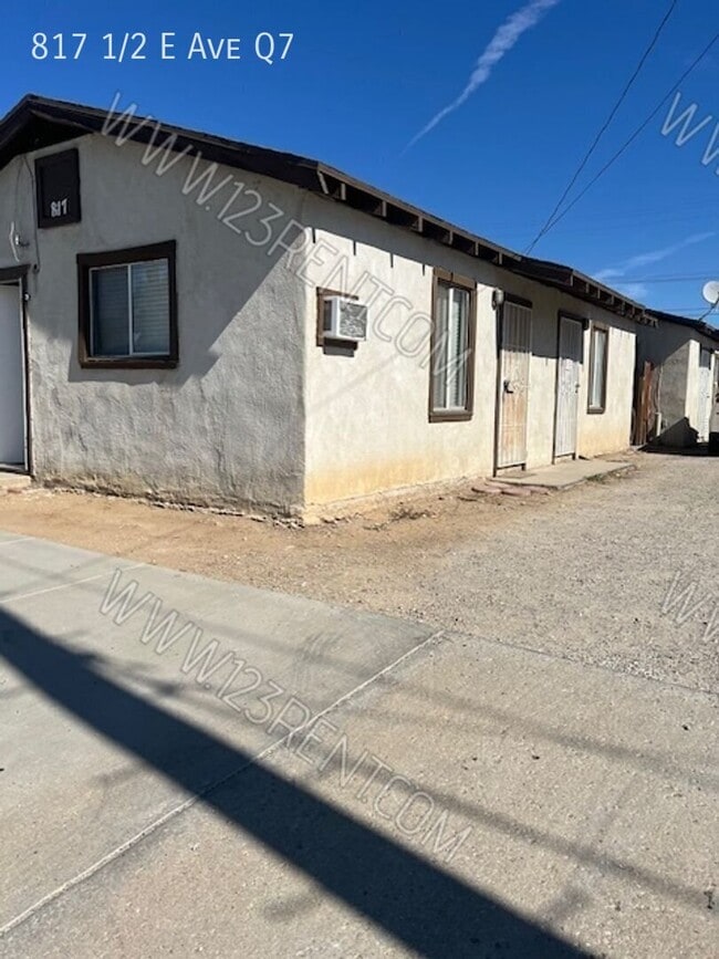 Building Photo - 817 E Ave Q7