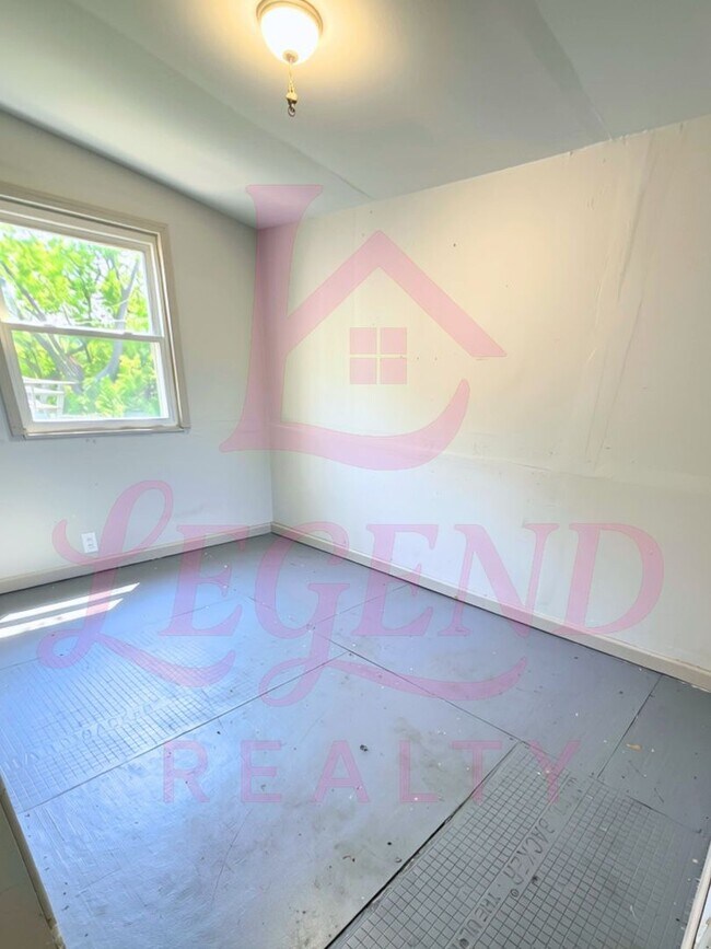 Building Photo - 3 Bedroom, 2 Bath Home with Bonus Room & Double Driveway