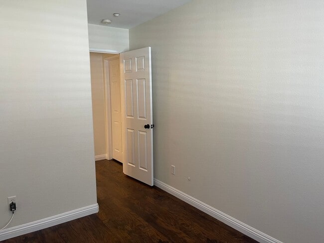 Building Photo - Cozy Town Home For Rent