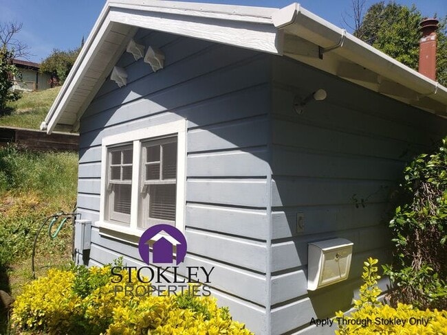 Building Photo - 2234 Oakvale Rd