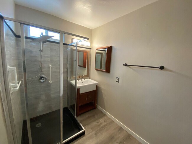 Building Photo - Renovated! AMAZING Pool+Spa!