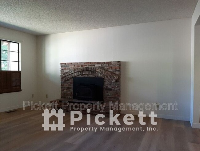 Building Photo - 770 NW Apple Blossom Loop