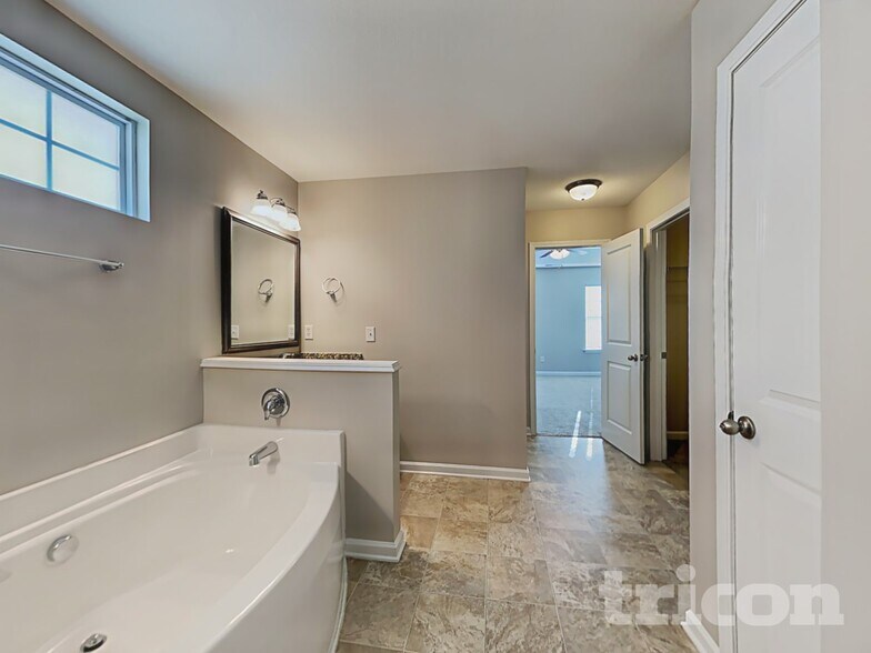 Building Photo - 461 Denman Loop