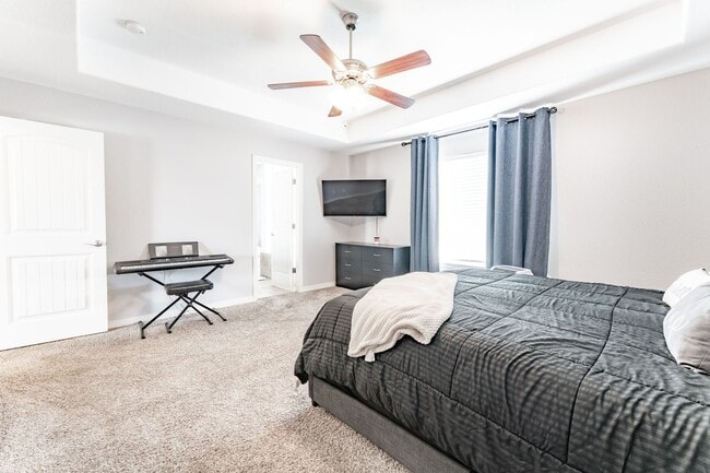 Building Photo - 4 Bed 4 Bath Home in Lorson Ranch!