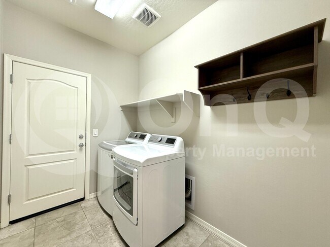 Building Photo - 2922 E Wayland Dr