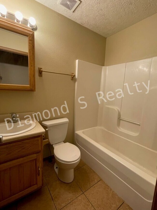 Building Photo - Cute 2 Bed Duplex Available Now - 2 bed, 2 bath, 1 car garage!