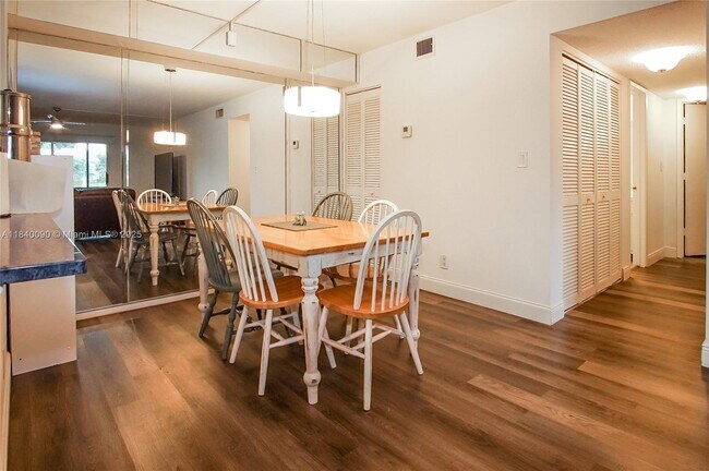 Building Photo - 407 Gardens Dr