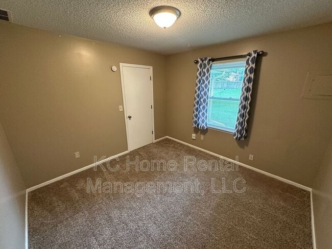 Building Photo - 308 NE Independence Ave