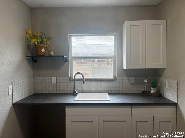 Building Photo - 111 Los Arboles