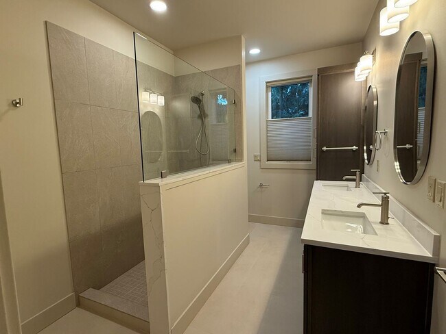 Building Photo - Now renting Brand-new 4 bedroom, 3 bathroom House