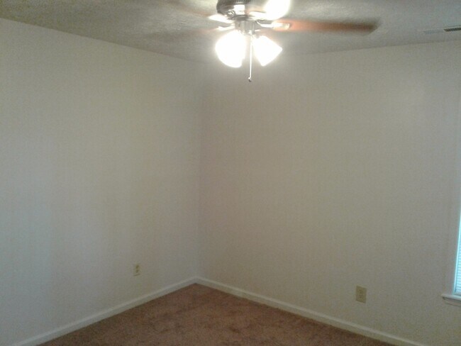 Building Photo - 2 Bedroom, 1 bath apartment - Downstairs Unit