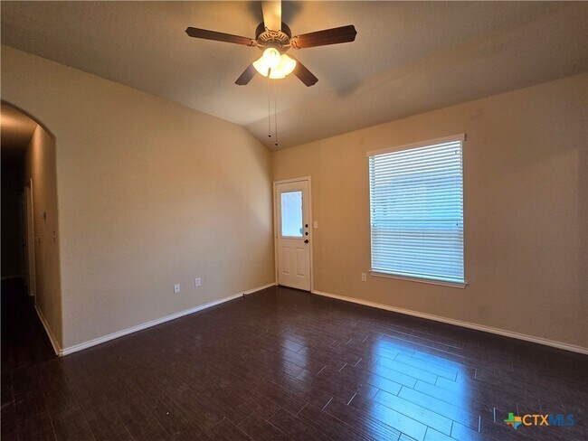 Building Photo - 697 Creekside Cir