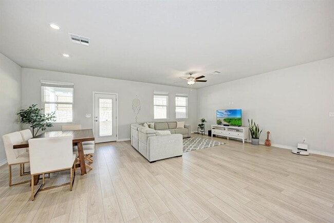 Building Photo - 113 Rampart Lp