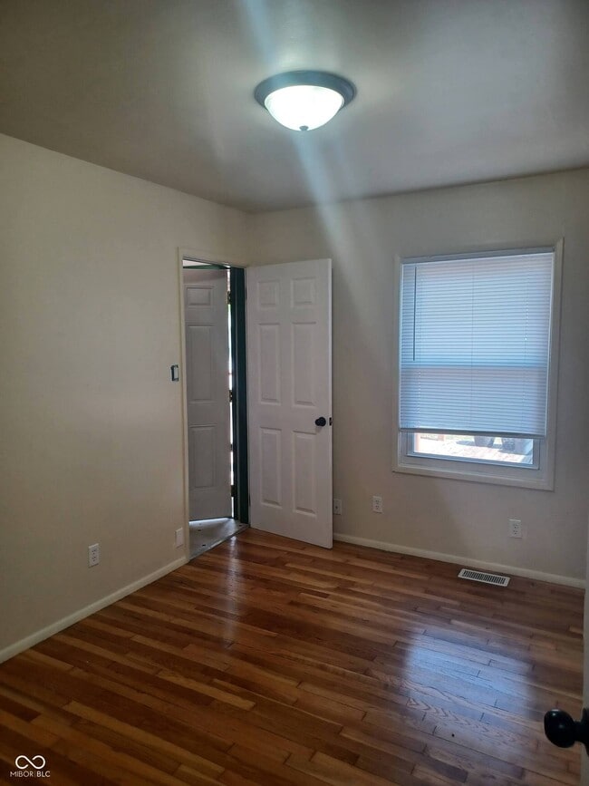 Building Photo - 33 S Post Rd