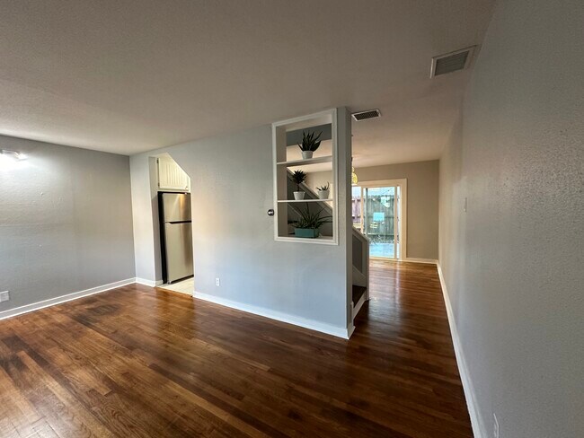Building Photo - 4020 Blue Bonnet Blvd