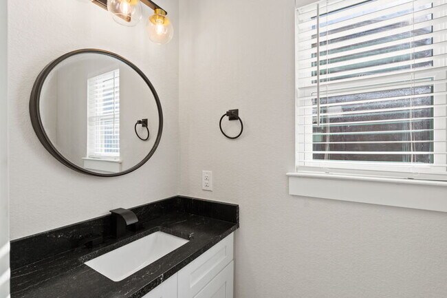 Building Photo - 853 Cypress Ln