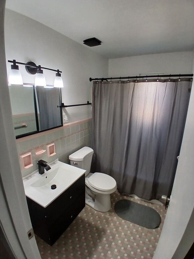 Building Photo - Amazing 4 Bedroom 1 Bathroom available in ...