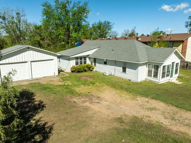 Building Photo - Freshly Updated 3 Bedroom Home