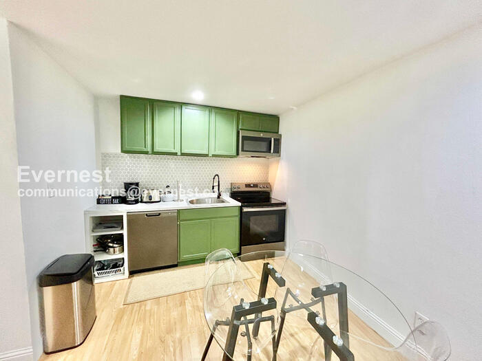 Building Photo - 8633 Westglen Dr