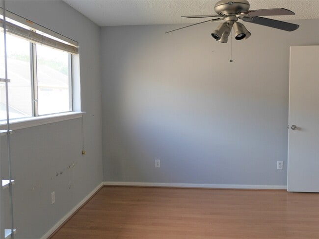 Building Photo - 13840 Hollowgreen Dr