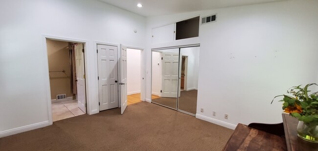 Building Photo - 8057 Willow Glen Rd