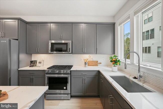 Building Photo - 12768 Sunrise Valley Dr