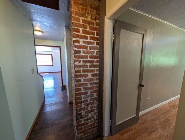 Building Photo - A Quarky Bremerton Original! Tons of Space...