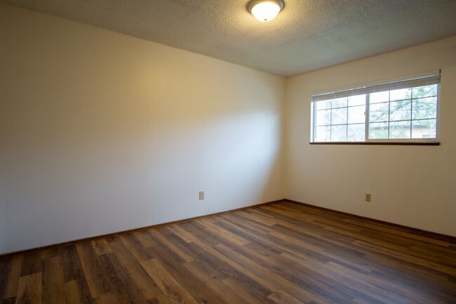 Building Photo - FREE RENT HERE! Close in NE-2 Bedroom, 1.5 Bath Ready Now!