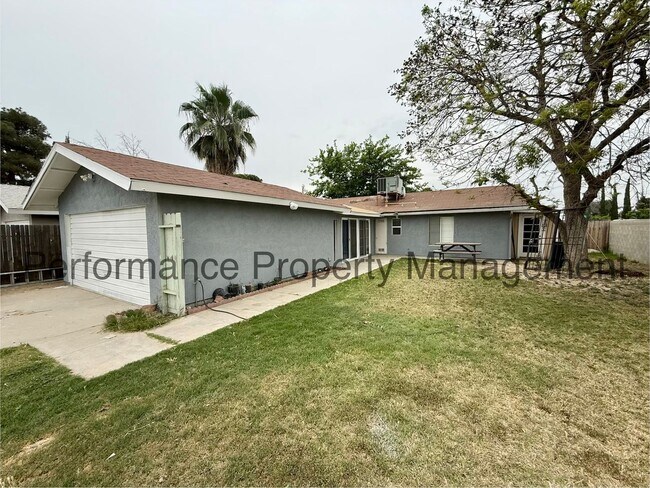 Building Photo - Charming 3 Bed/2 Bath SW Bakersfield Home w/ RBP & $0 Deposit Option