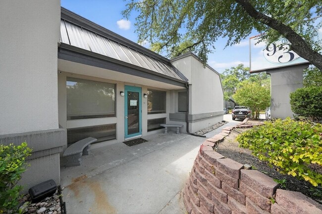 Building Photo - 935 La Posada Dr