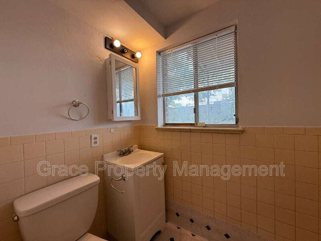 Building Photo - 1300 Quari St