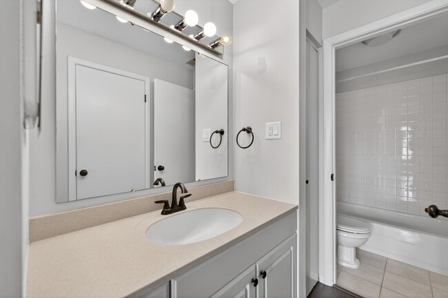 Building Photo - 1700 Lakecliffe Dr