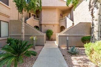 Building Photo - 2-bedroom 2 bath condo in Gated Community ...