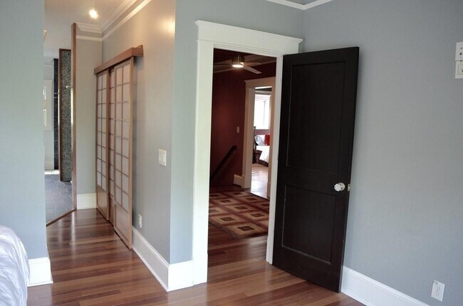 Building Photo - 942 Virginia Cir NE