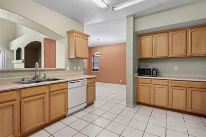 Building Photo - Large 2 story home with refrigerated air, huge backyard.